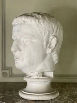 Buste en plâtre d’un empereur romain