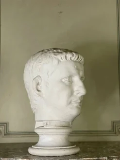 Buste en plâtre d’un empereur romain