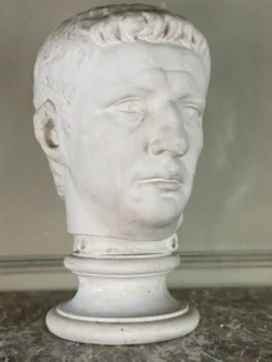 Buste en plâtre d’un empereur romain