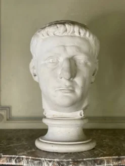 Buste en plâtre d’un empereur romain