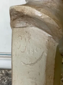 Buste en plâtre, jeune fille, monogramme et date