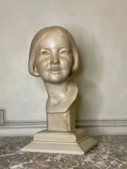 Buste en plâtre, jeune fille, monogramme et date