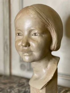 Buste en plâtre, jeune fille, monogramme et date