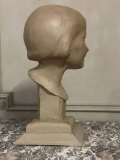 Buste en plâtre, jeune fille, monogramme et date