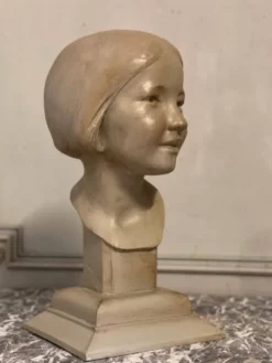 Buste en plâtre, jeune fille, monogramme et date