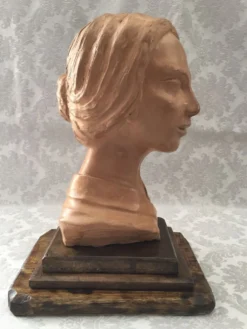 Buste en terre crue d'atelier buste visage de femme signée j.c.g.