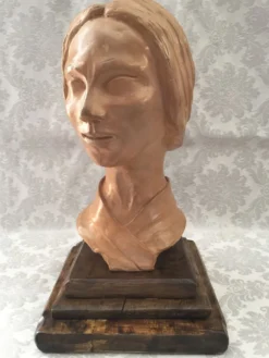Buste en terre crue d'atelier buste visage de femme signée j.c.g.
