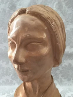 Buste en terre crue d'atelier buste visage de femme signée j.c.g.