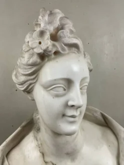 Buste féminin en marbre de Carrare, fin du XVIIIème siècle, Italie du Nord