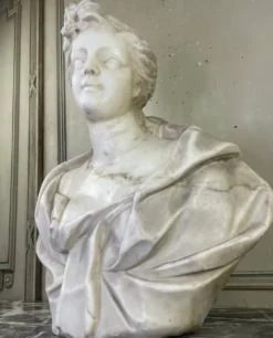 Buste féminin en marbre de Carrare, fin du XVIIIème siècle, Italie du Nord