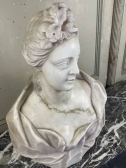 Buste féminin en marbre de Carrare, fin du XVIIIème siècle, Italie du Nord