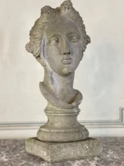 Buste féminin sculpté en pierre