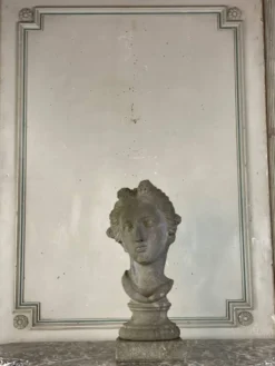 Buste féminin sculpté en pierre