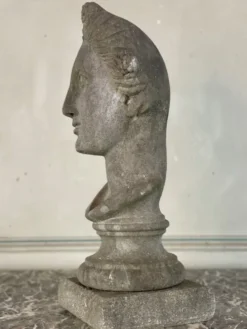 Buste féminin sculpté en pierre