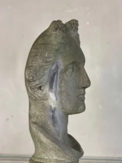 Buste féminin sculpté en pierre