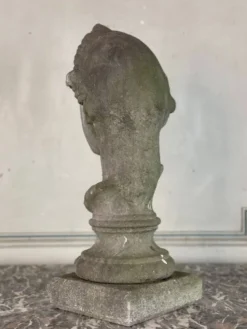 Buste féminin sculpté en pierre