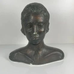 Buste féminin style néoclassique en plâtre par M. Mongey, XXe siècle