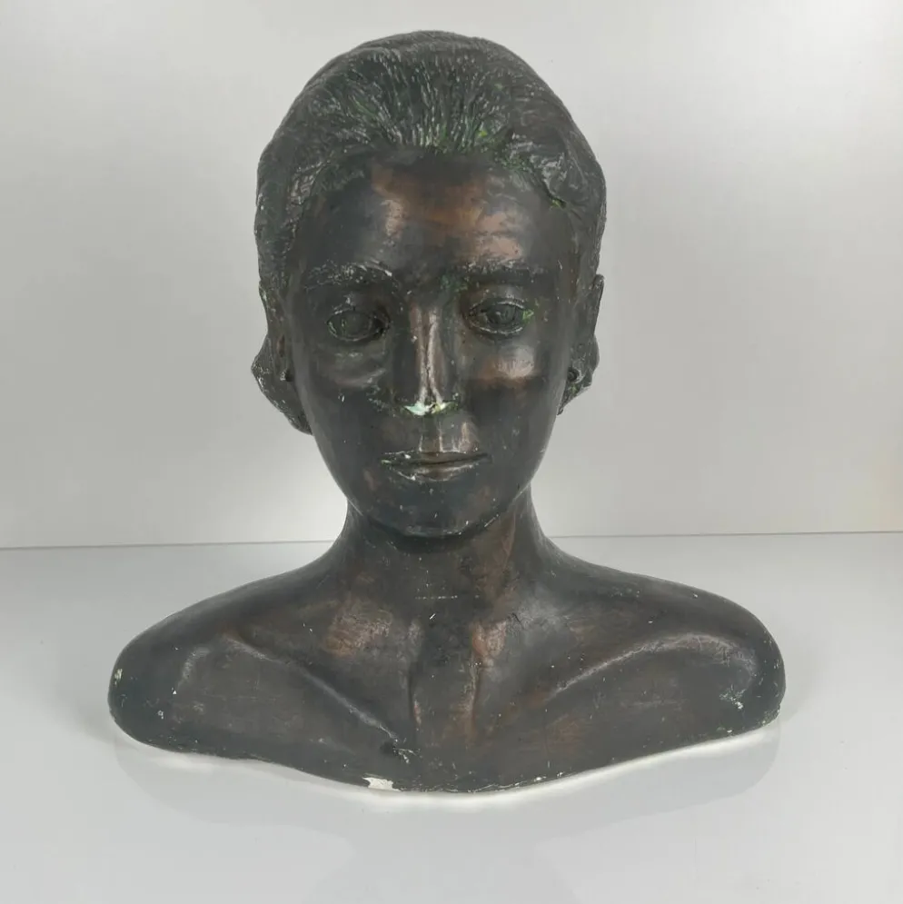 Buste féminin style néoclassique en plâtre par M. Mongey, XXe siècle