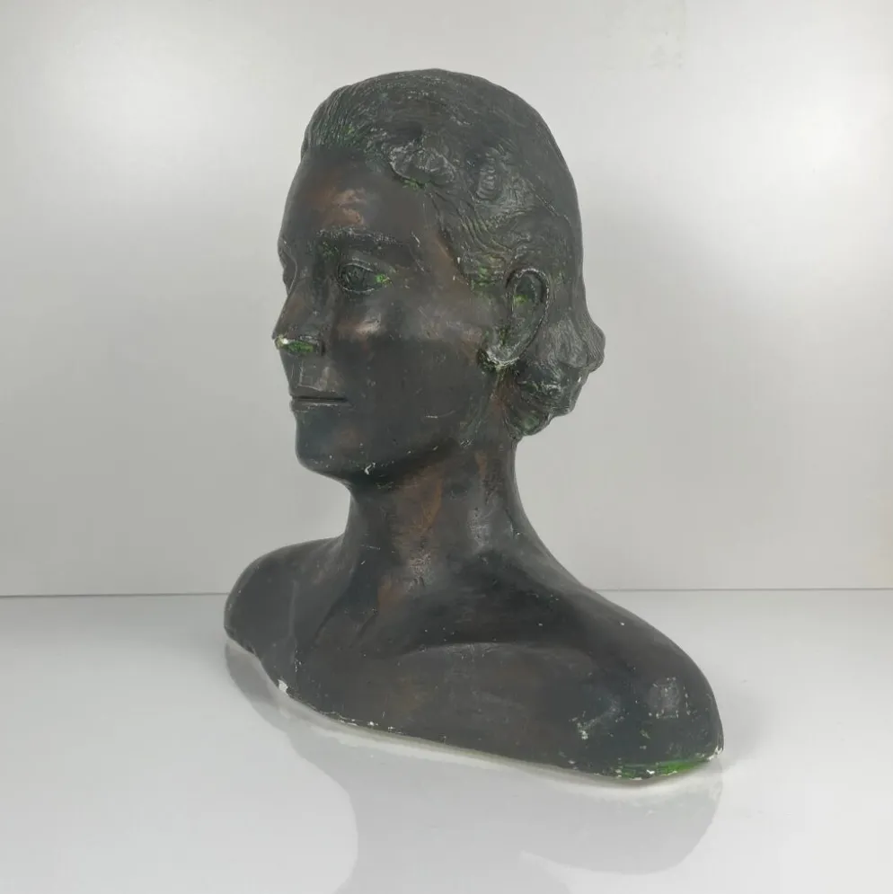Buste féminin style néoclassique en plâtre par M. Mongey, XXe siècle