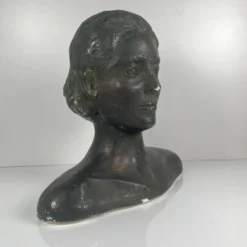 Buste féminin style néoclassique en plâtre par M. Mongey, XXe siècle