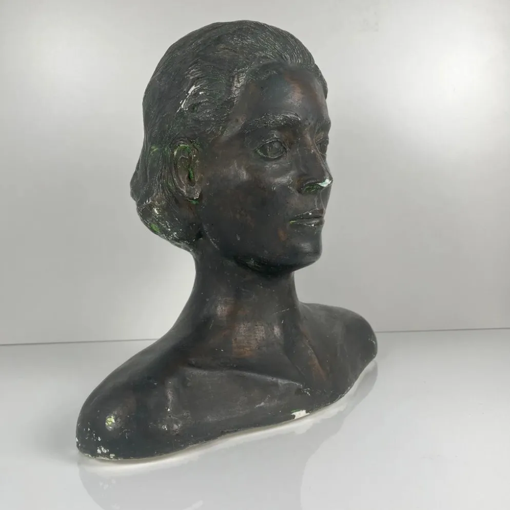 Buste féminin style néoclassique en plâtre par M. Mongey, XXe siècle