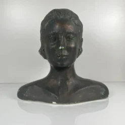 Buste féminin style néoclassique en plâtre par M. Mongey, XXe siècle