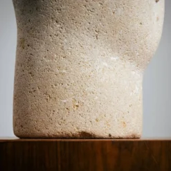 Buste masculin sculpté moderniste en grès