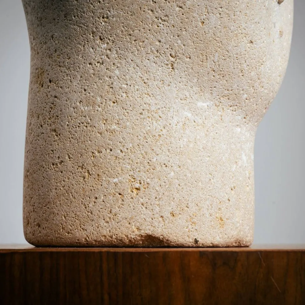 Buste masculin sculpté moderniste en grès
