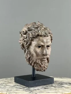 Buste sculptural en bronze sur base, XXe siècle