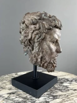 Buste sculptural en bronze sur base, XXe siècle