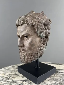 Buste sculptural en bronze sur base, XXe siècle