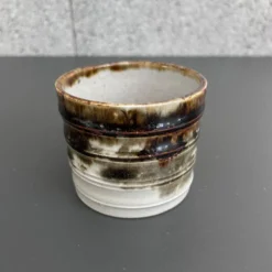 Cache pot en grès signé