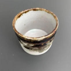 Cache pot en grès signé