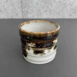 Cache pot en grès signé