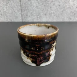 Cache pot en grès signé