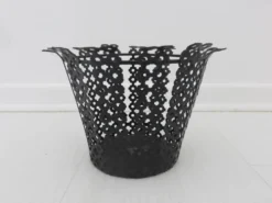 Cache pot en métal perforé noir années 50 60