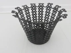 Cache pot en métal perforé noir années 50 60