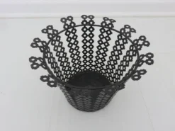 Cache pot en métal perforé noir années 50 60