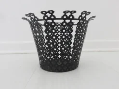 Cache pot en métal perforé noir années 50 60