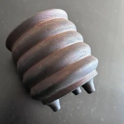 Cache pot tripode scandinave