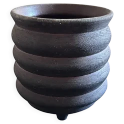 Cache pot tripode scandinave