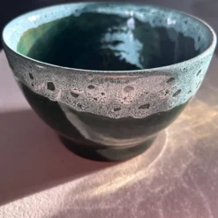 Cache pot vert et liseré écume