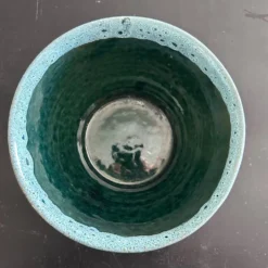 Cache pot vert et liseré écume