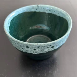 Cache pot vert et liseré écume
