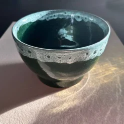 Cache pot vert et liseré écume