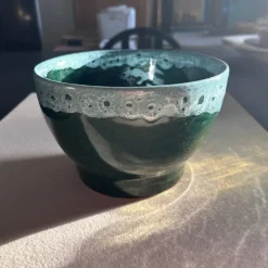 Cache pot vert et liseré écume