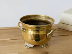 Cache-pot vintage en laiton sur pieds avec anses