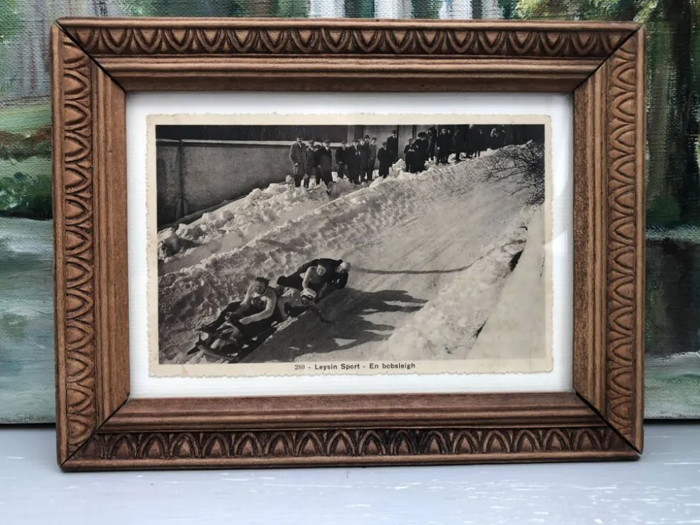 Cadre en bois sculpté et image ancienne « Bobsleigh à Leysin »