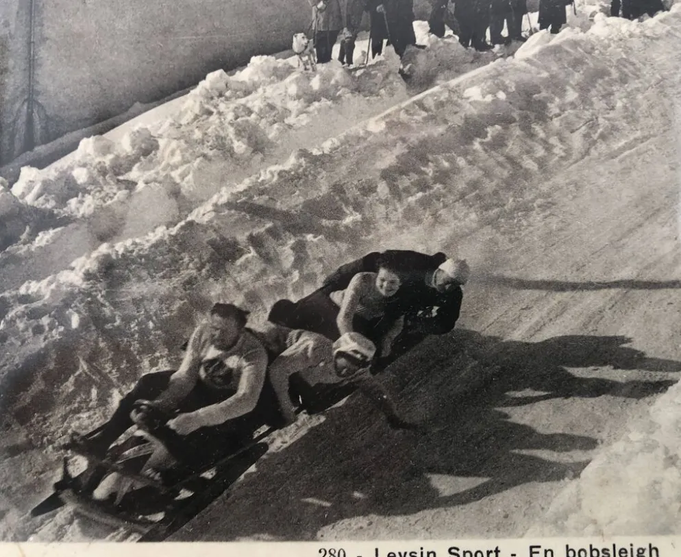 Cadre en bois sculpté et image ancienne « Bobsleigh à Leysin »