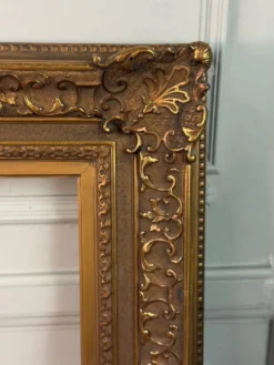 Cadre en bois stuqué et doré vers 1900